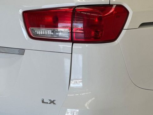 Used 2017 Kia Sedona LX w/ LX Essentials Premium Package image 27