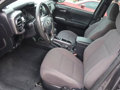 Used 2018 Toyota Tacoma TRD Off-Road AWD/4WD image 16