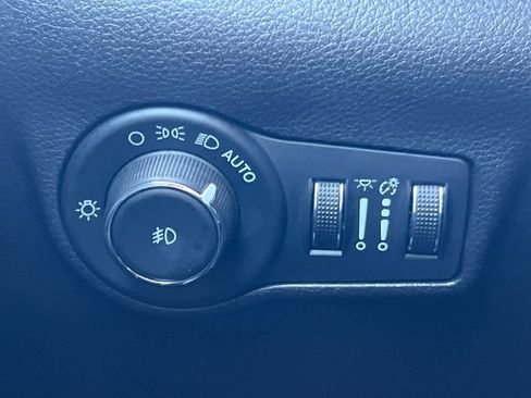 Used 2022 Jeep Compass Latitude FWD image 30