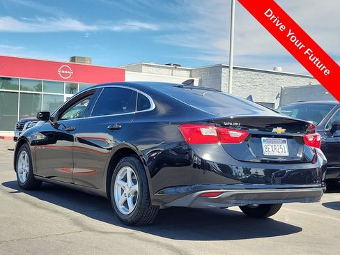 Used 2018 Chevrolet Malibu LS FWD image 2