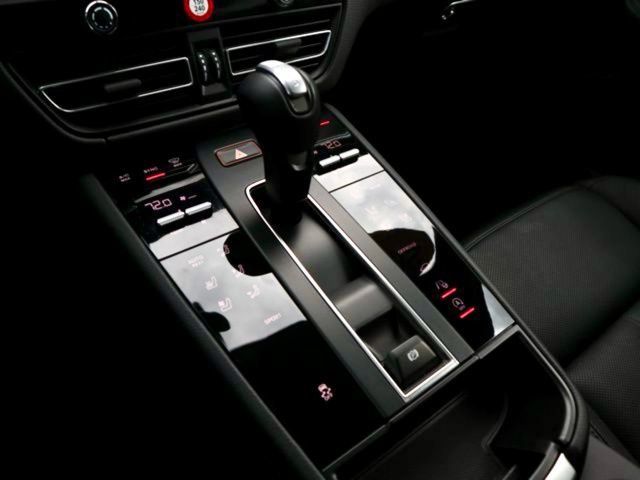 Certified 2024 Porsche Macan AWD/4WD image 19