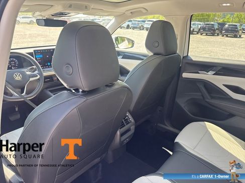 Used 2025 Volkswagen Tiguan SE w/ Panoramic Sunroof Package image 11