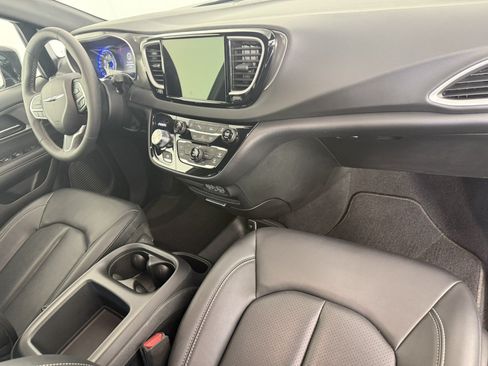 Used 2025 Chrysler Pacifica Select FWD image 11