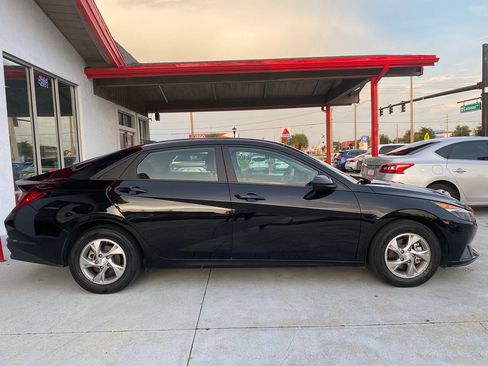 Used 2021 Hyundai Elantra SE FWD image 9