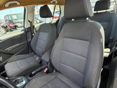 Used 2013 Volkswagen Golf 4-Door FWD image 5
