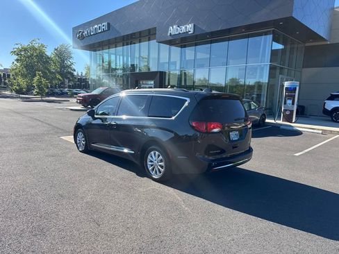 Used 2017 Chrysler Pacifica Touring-L FWD image 3