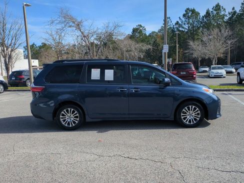 Used 2020 Toyota Sienna Limited image 4