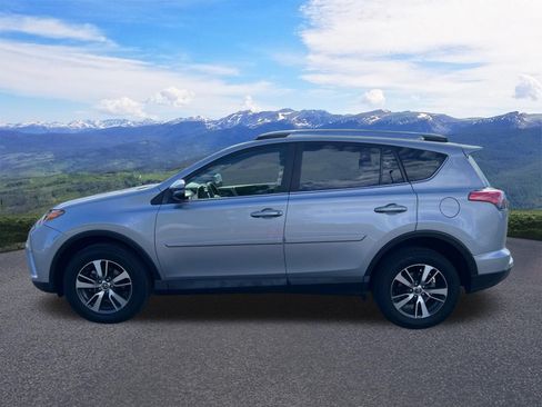 Used 2018 Toyota RAV4 XLE AWD/4WD image 2