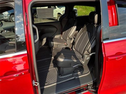 New 2025 Chrysler Pacifica Select image 13