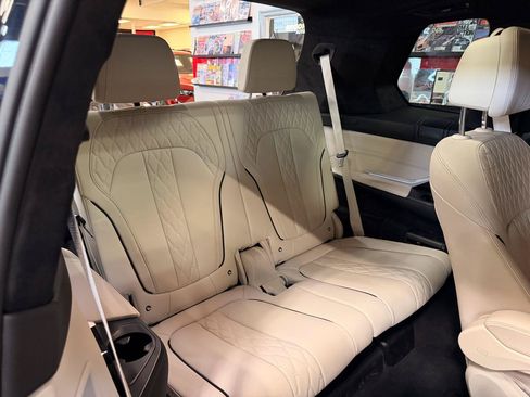 Used 2022 BMW X7 xDrive40i w/ M Sport Package AWD/4WD image 24