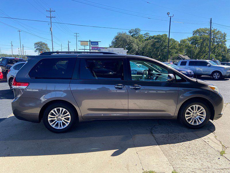 Used 2012 Toyota Sienna XLE w/ Entertainment Pkg FWD image 5
