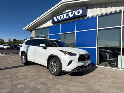 Used 2022 Toyota Highlander Platinum AWD/4WD image 1