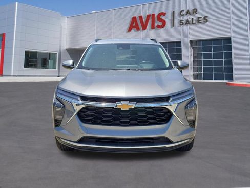 Used 2025 Chevrolet Trax LT w/ LT Convenience Package FWD image 2