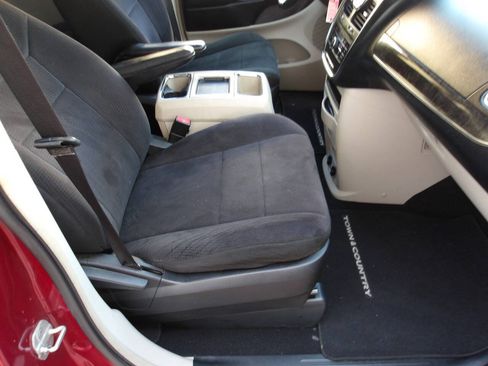 Used 2011 Chrysler Town & Country Touring FWD image 20