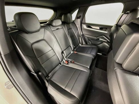 Certified 2025 Porsche Cayenne AWD/4WD image 28