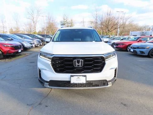 Certified 2025 Honda Pilot Touring image 6