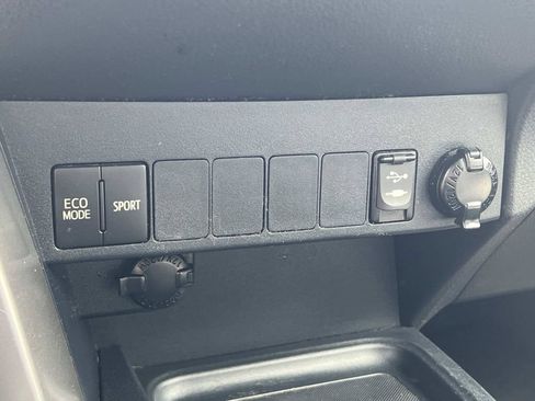 Used 2017 Toyota RAV4 XLE FWD image 39