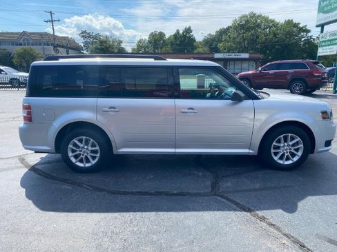 Used 2019 Ford Flex SE image 4