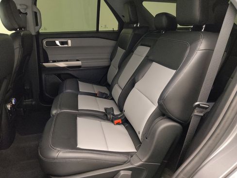 Used 2022 Ford Explorer XLT w/ Equipment Group 202A RWD image 18
