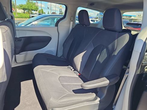 Used 2018 Chrysler Pacifica L FWD image 23