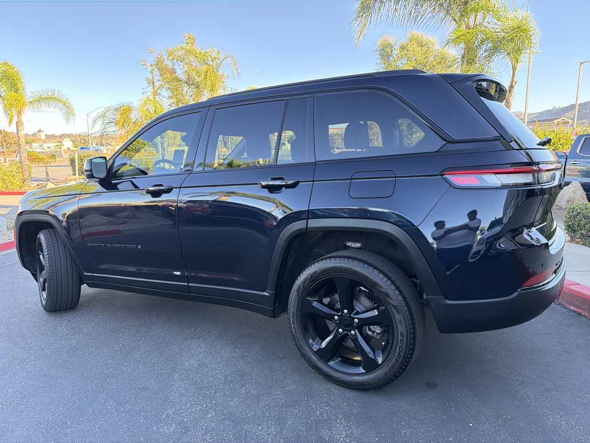 Used 2024 Jeep Grand Cherokee Limited w/ Black Appearance Package RWD image 9