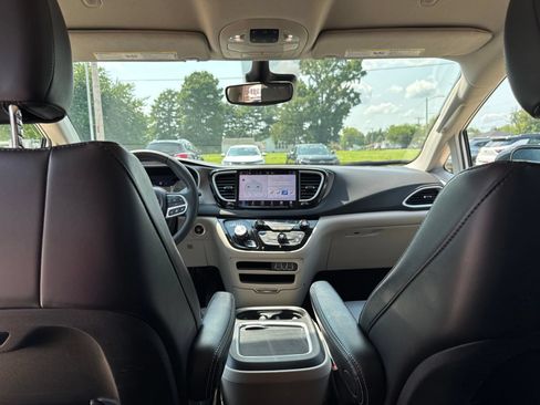 Used 2024 Chrysler Pacifica Touring-L FWD image 27