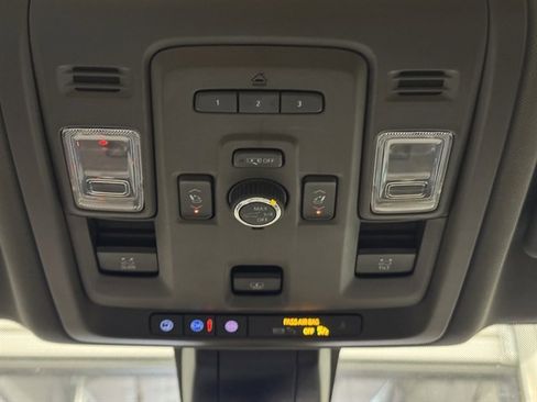 Used 2022 Chevrolet Tahoe Z71 w/ Off-Road Capability Package image 32