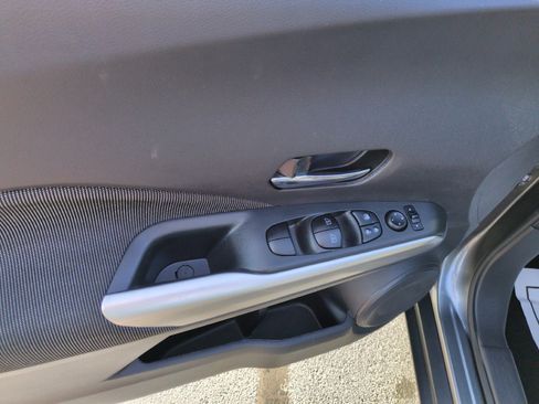 Used 2018 Nissan Kicks SV FWD image 12