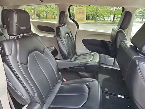 Used 2023 Chrysler Pacifica Touring-L FWD image 15