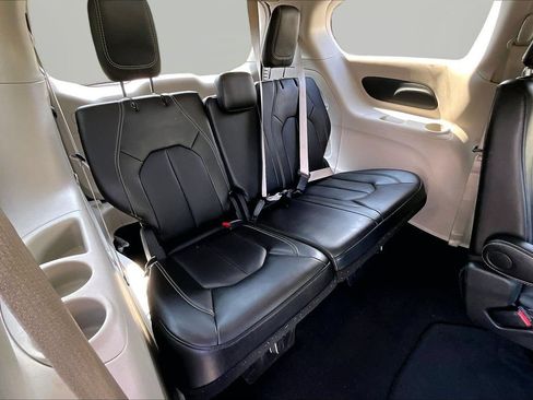 Used 2024 Chrysler Pacifica Touring-L FWD image 23