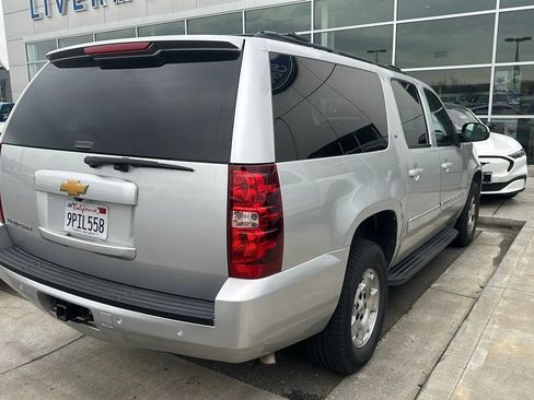 Used 2014 Chevrolet Suburban LT image 2