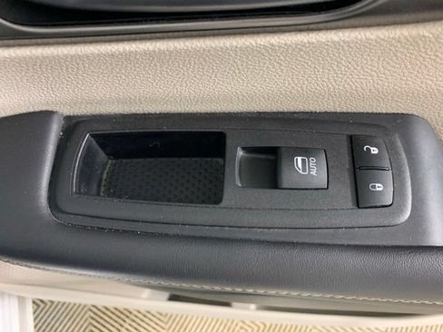 Used 2024 Chrysler Pacifica Touring-L FWD image 35