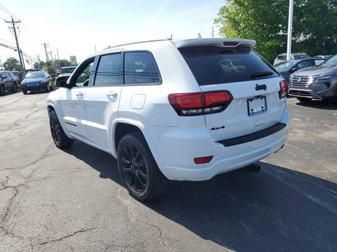 Used 2019 Jeep Grand Cherokee Altitude AWD/4WD image 3