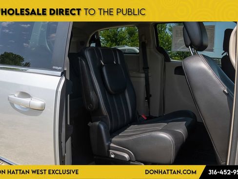 Used 2012 Chrysler Town & Country Touring w/ Entertainment Group #1 FWD image 17