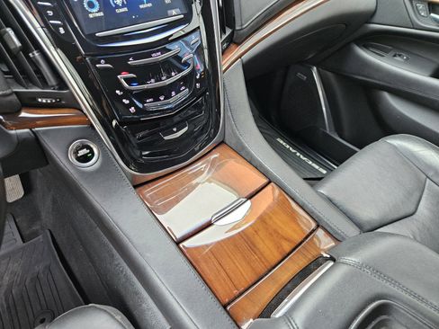 Used 2017 Cadillac Escalade ESV 4WD image 23