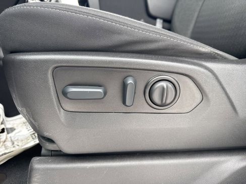 Used 2022 Chevrolet Silverado 2500 Custom w/ Custom Value Package image 18