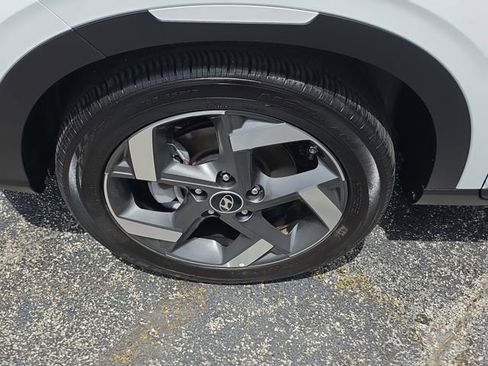 Used 2025 Hyundai Venue Limited image 8