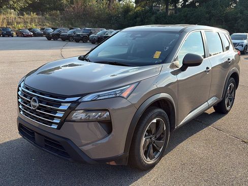 Used 2025 Nissan Rogue SV FWD image 1