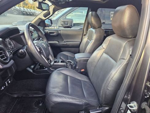 Used 2017 Toyota Tacoma TRD Off-Road AWD/4WD image 12