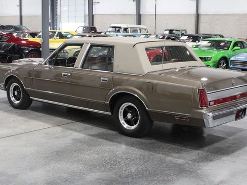 Used 1989 Lincoln Town Car RWD image 14