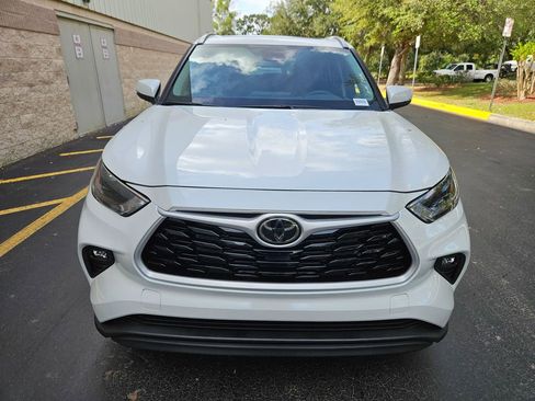 Certified 2024 Toyota Highlander XLE FWD image 8
