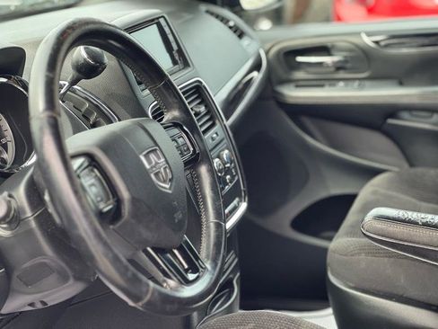 Used 2018 Dodge Grand Caravan SE FWD image 30