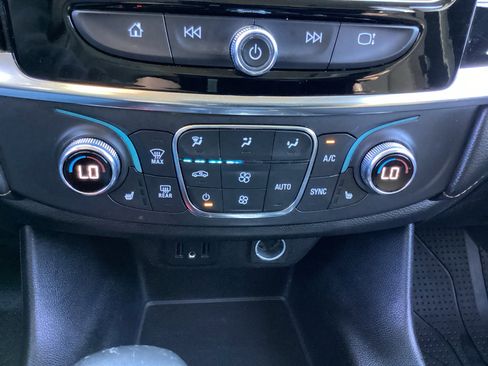 Used 2021 Chevrolet Traverse LT image 23