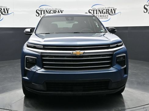 Used 2026 Chevrolet Traverse LT FWD image 2