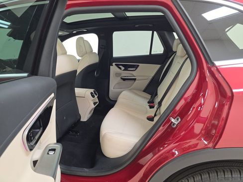 Used 2025 Mercedes-Benz GLC 300 4MATIC image 13
