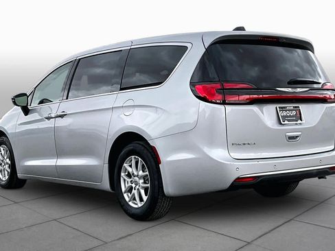 Used 2024 Chrysler Pacifica Touring-L FWD image 12
