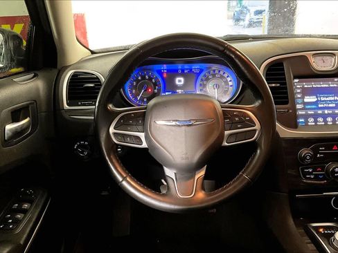 Used 2022 Chrysler 300 Touring L image 5