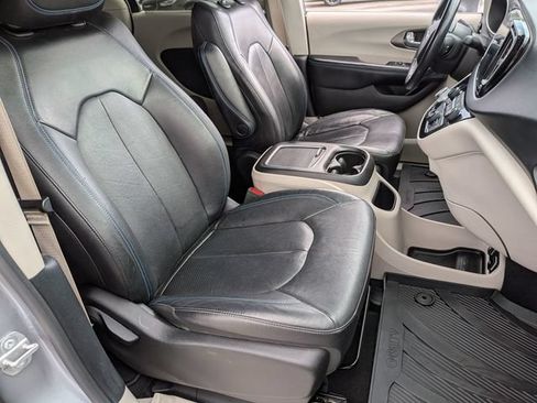 Used 2021 Chrysler Pacifica Touring-L FWD image 28