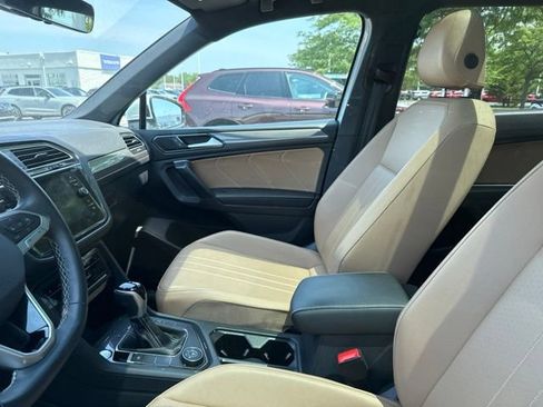 Certified 2024 Volkswagen Tiguan SE w/ Panoramic Sunroof Package AWD/4WD image 10