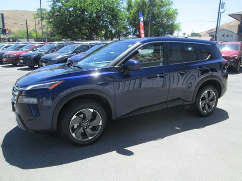 Used 2025 Nissan Rogue SV AWD/4WD image 3